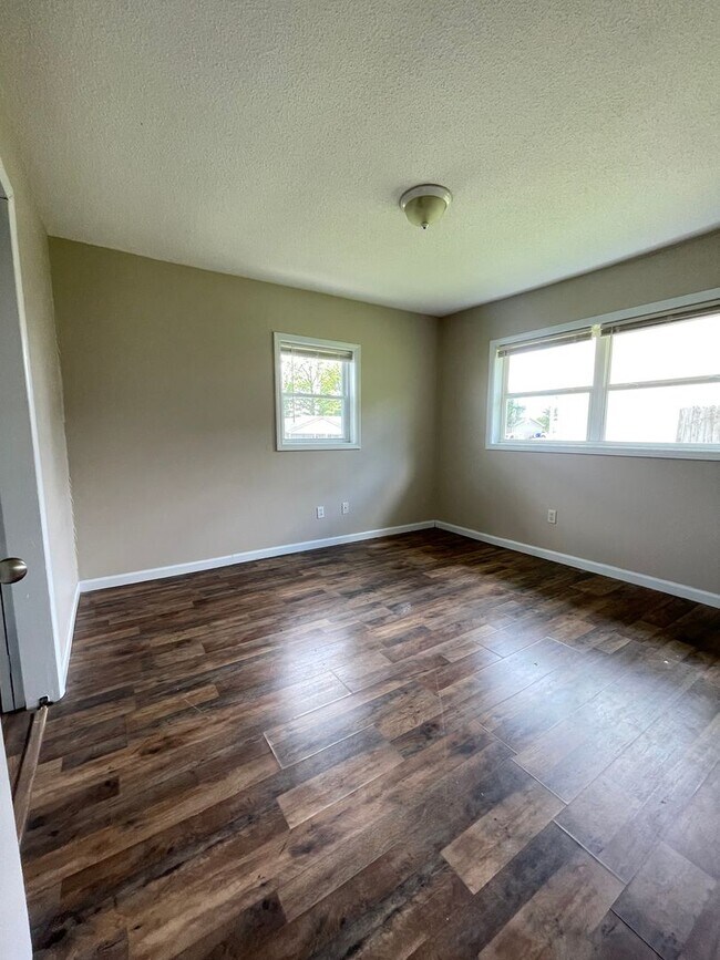 Building Photo - 1 Bed 1 Bath Apartment For Rent in TROY, MO