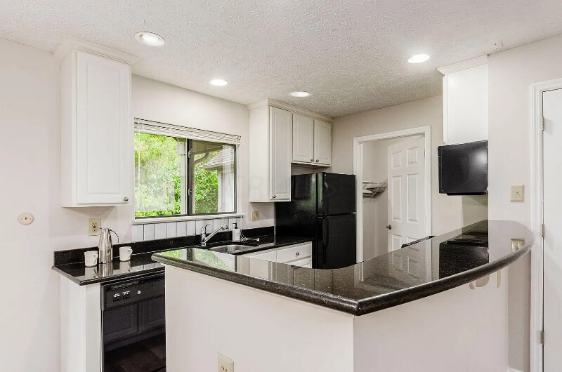 Building Photo - 5340 Darlington Rd