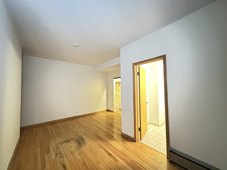 Building Photo - 634 W Barry Ave