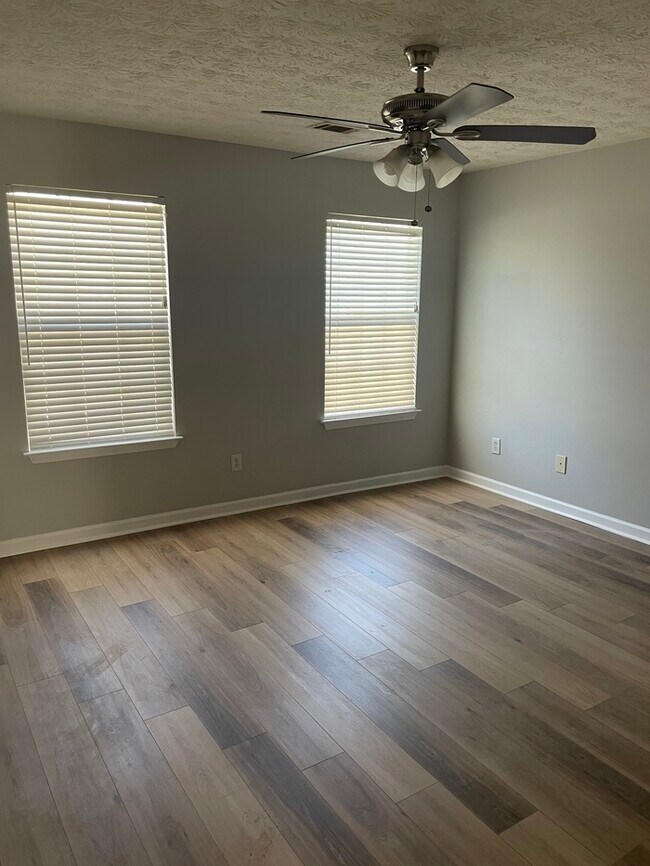 Building Photo - Spacious Townhome, New flooring!