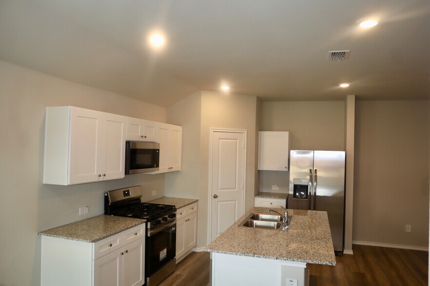 Building Photo - 5552 Rollins Dr