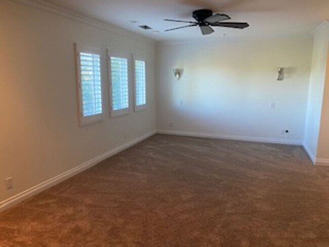 Building Photo - Elegant 4 bedroom, 3 bath large home locat...