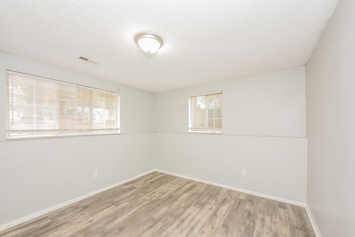 Building Photo - 110 Compass Ln