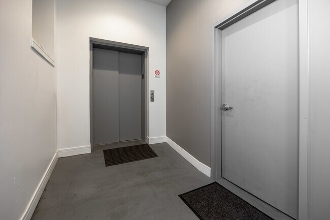 Building Photo - 2500 W Chicago Ave