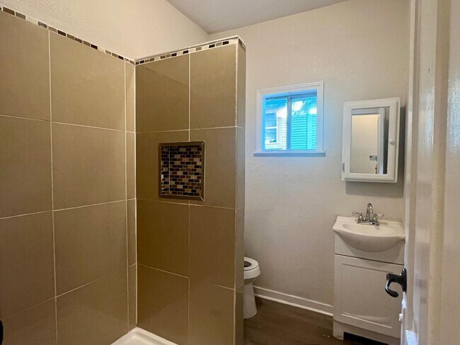 Building Photo - 106 Regina St