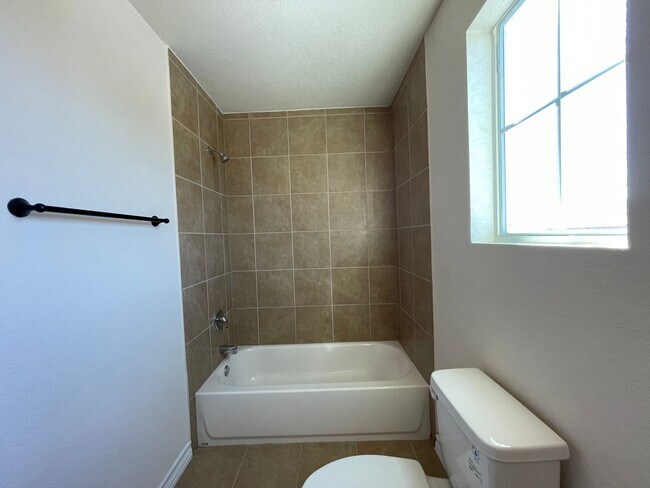 Building Photo - Town home for rent