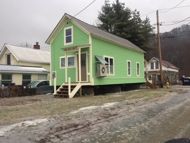 Building Photo - Charming Home with Flexible Layout