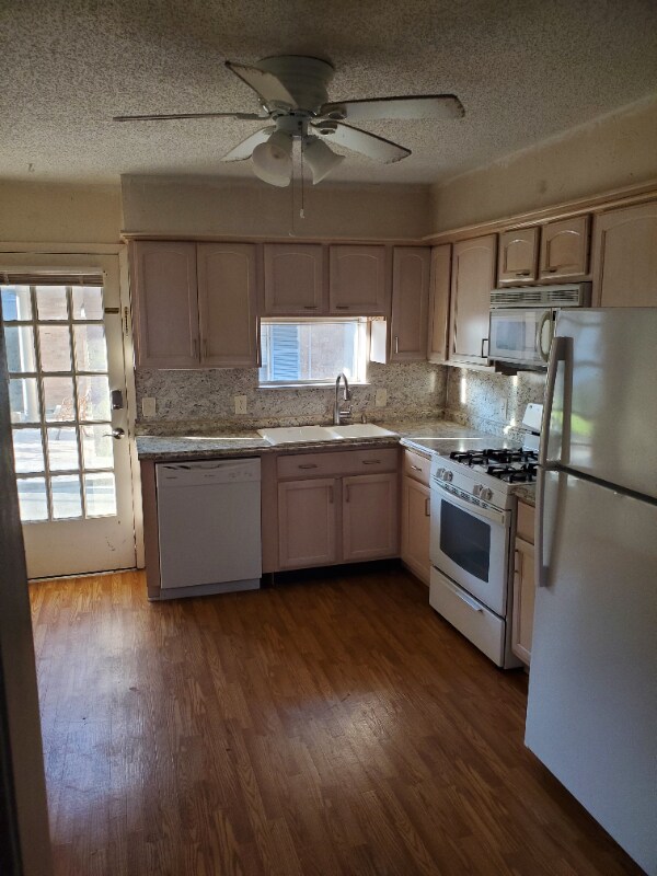 Building Photo - 1016 E Tri Oaks Ln