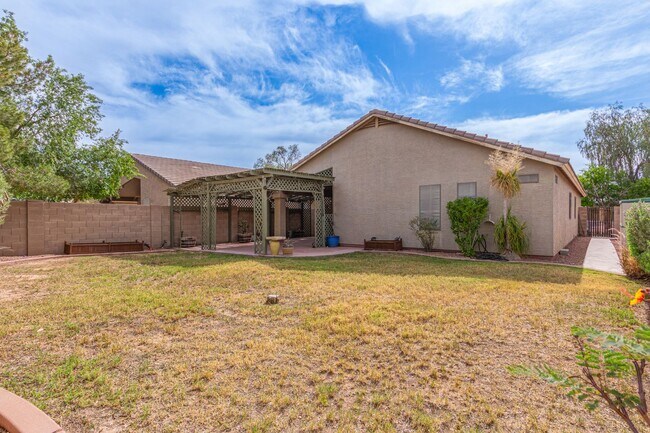 Building Photo - New Listing in Surprise