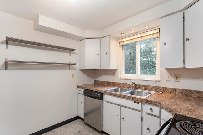 Building Photo - Classic Brick 2 Story Traditional Home in the heart of Swissvale.  Available Immediately.