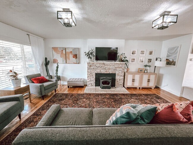 Building Photo - Stylish home ready for comfortable living