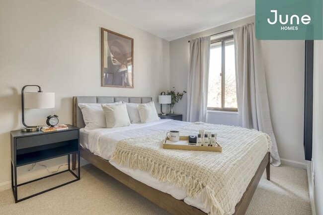 Primary Photo - Queen room in 5-bed/2.5-bath Home