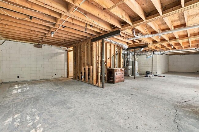 Building Photo - 5179 Meadowlake Dr