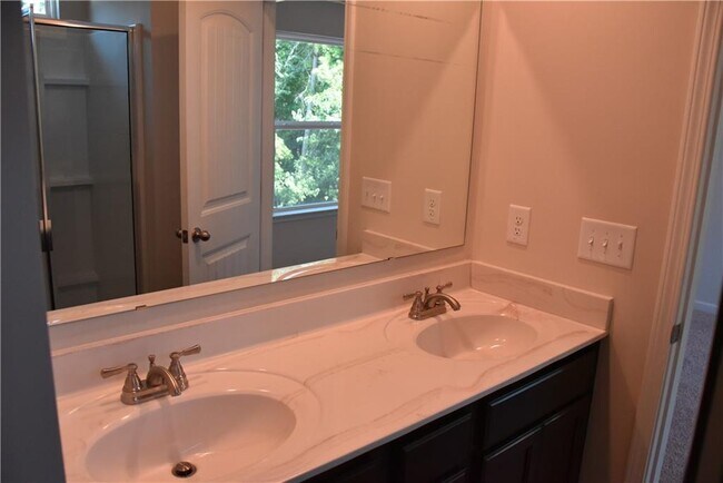 Building Photo - 549 Ruths Dr