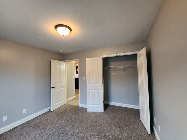 Building Photo - 1003 Sunrise Dr