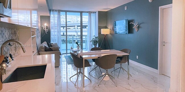 Building Photo - 1300 Brickell Bay Dr