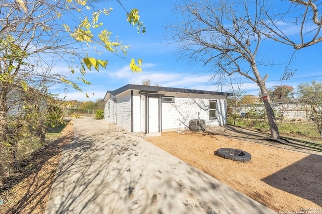 Building Photo - 1118 Shadwell Dr