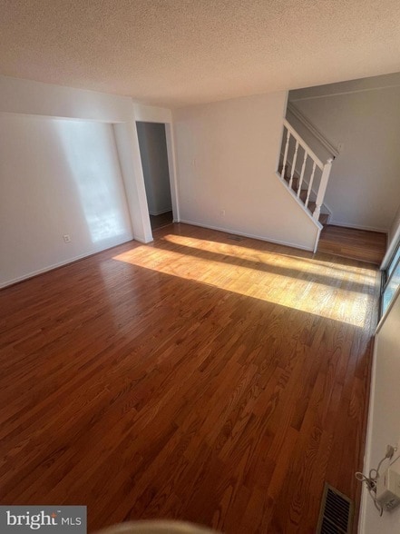 Building Photo - 405 Carnaby St