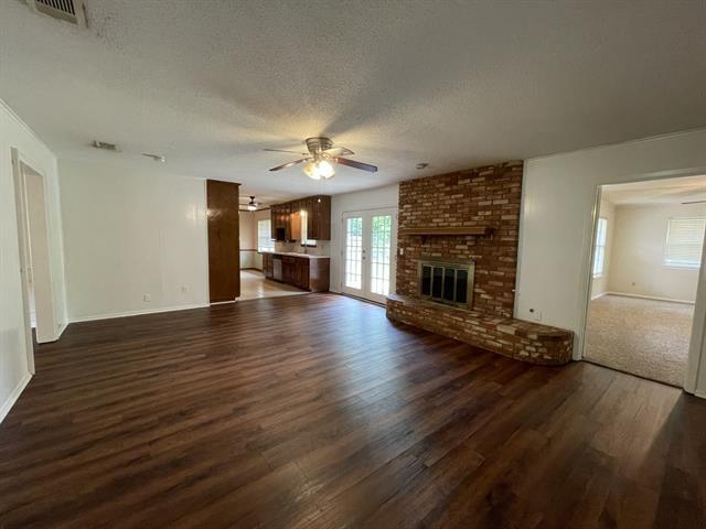 Building Photo - 705 White Oak Ln