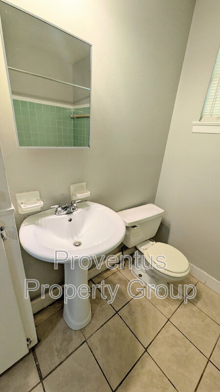 Building Photo - 4527 Versailles Dr