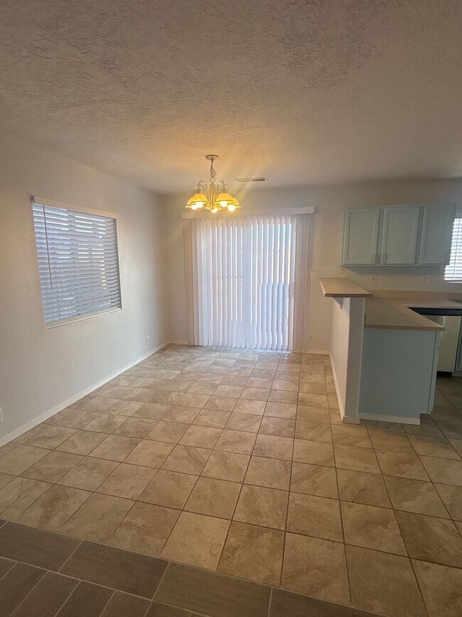 Building Photo - 5 Bedroom House