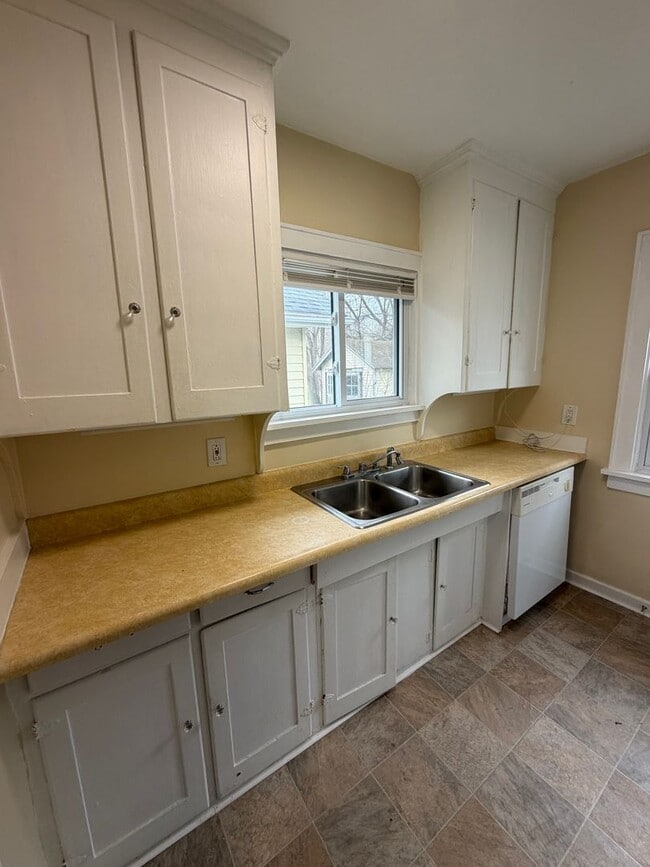 Building Photo - 2 Bed / 1 Bath House for Rent — Lansing, MI