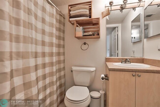 Building Photo - 322 Villa Cir