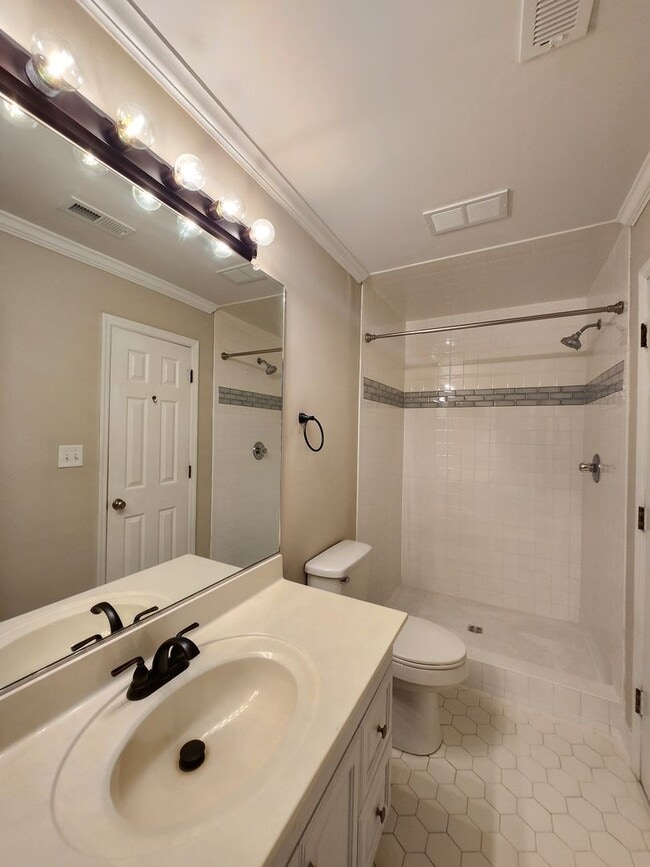 Building Photo - 624 Crown Pointe Dr