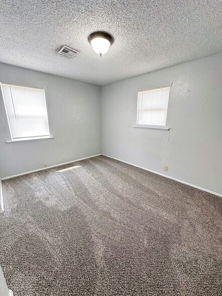 Building Photo - 106 Oak St