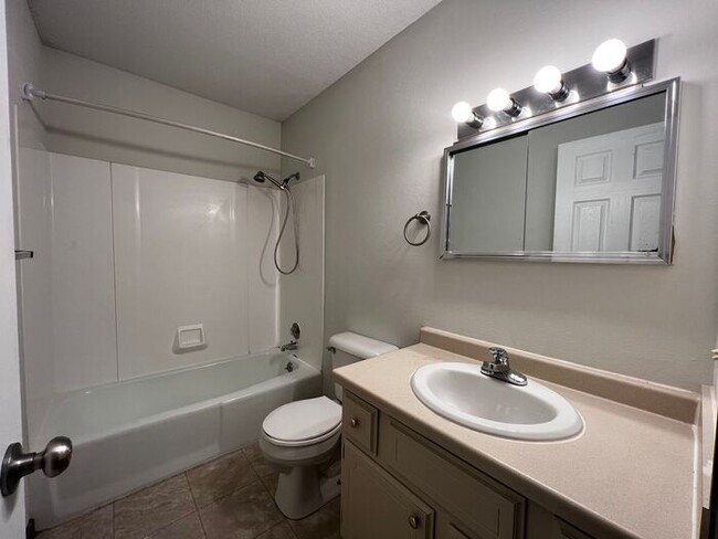 Building Photo - $1,950 | 4 Bedroom, 2.5 Bathroom Multi Flo...