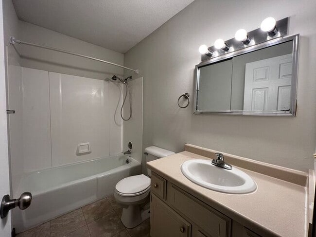 Building Photo - $2,200 | 4 Bedroom, 2.5 Bathroom Multi Flo...