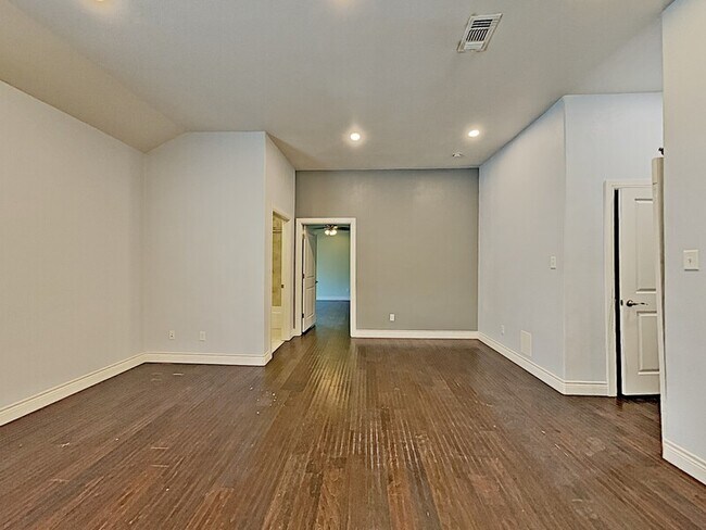 Building Photo - 1414 Record Crossing Rd