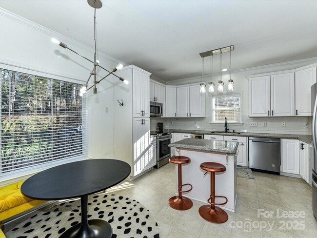 Building Photo - 6915 Pleasant Dr