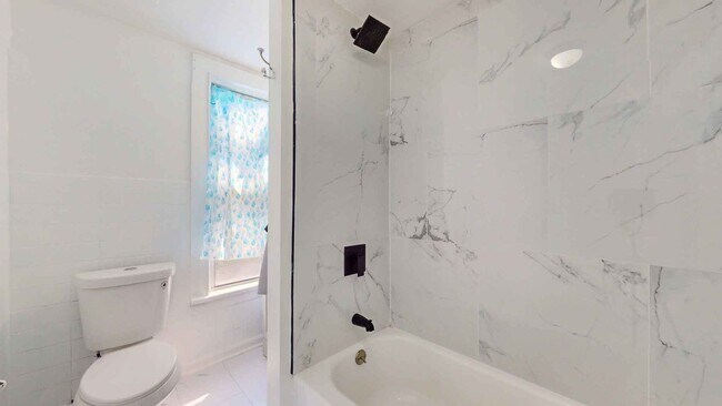 Building Photo - Newly Renovated 2 Bedroom Apartment - Heat...