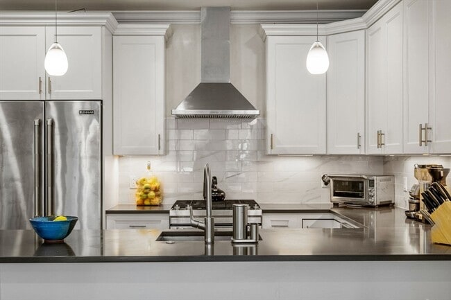 Building Photo - 205 W 8th St