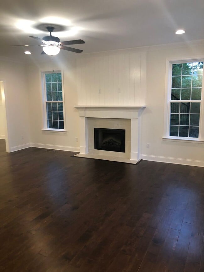 Building Photo - 3 Bedrooms + 2.5 Bath Renatal in East Brainerd