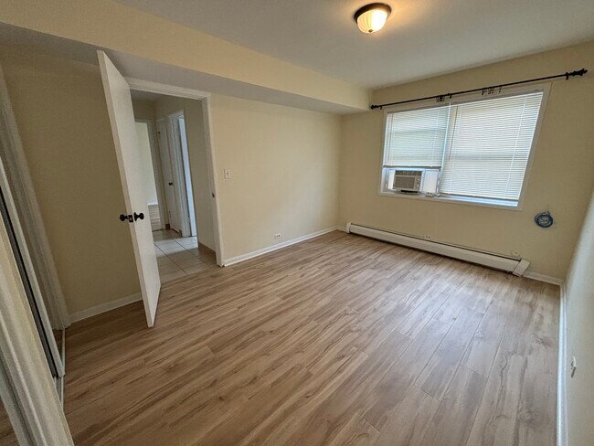 Building Photo - 1432 W Rosemont Ave