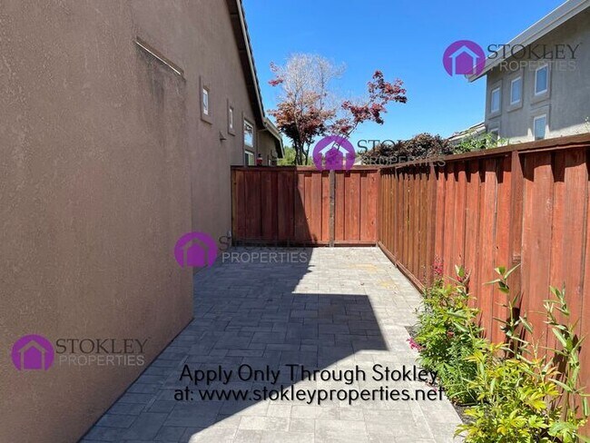 Building Photo - 208 Stetson Dr