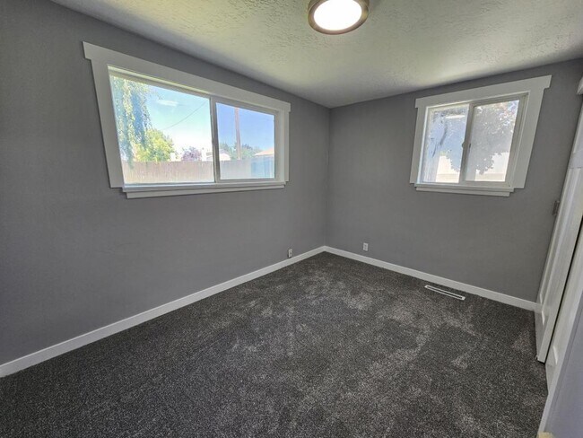 Building Photo - 190 W 2050 N