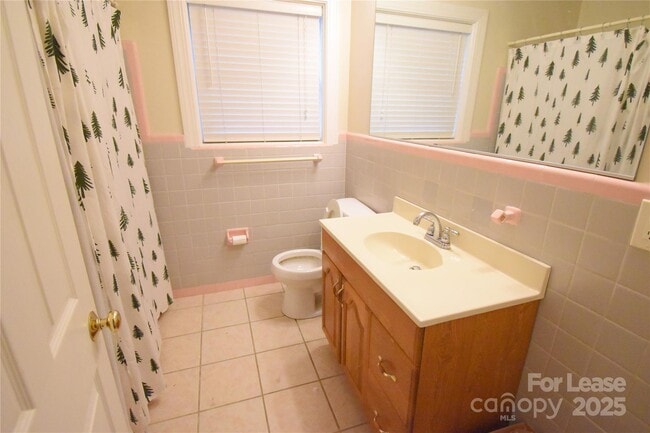 Building Photo - 640 Miramar St NE