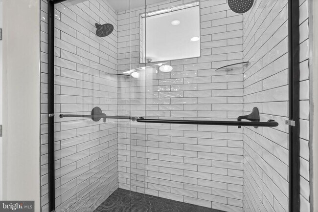 Building Photo - 112 E Randall St