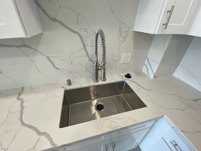 Building Photo - Pacific Beach - 3 blocks to Beach!  2bd/2ba Spacious 6th floor condo remodeled in 2022! Spectacul...