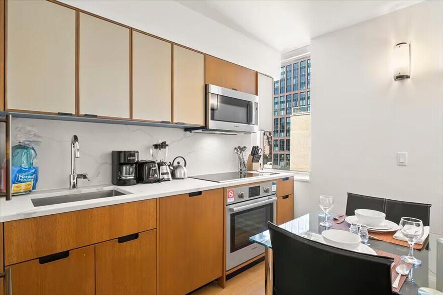 Building Photo - 420 E 54th St