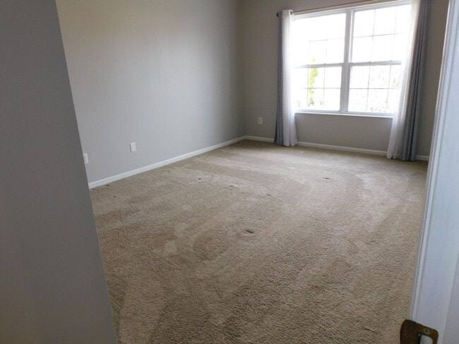 Building Photo - Spacious 4 Bedroom, 2.5 Bath Home