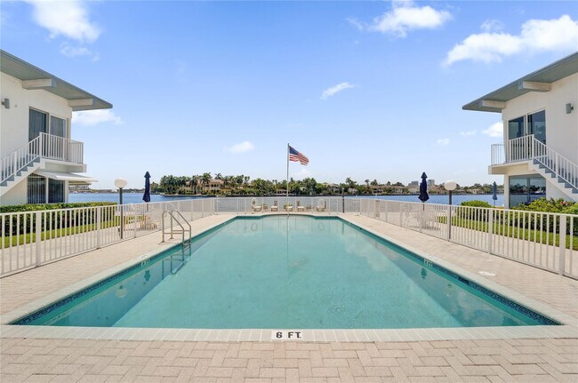 Building Photo - 425 Bayshore Dr