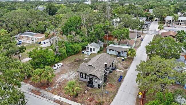 Building Photo - Large 3bdrm/1bath/+ bonus room ***Section ...
