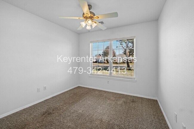 Building Photo - 706 SW Sandrock Rd