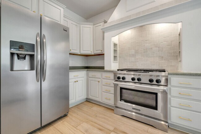 Building Photo - 848 Eagle View Dr