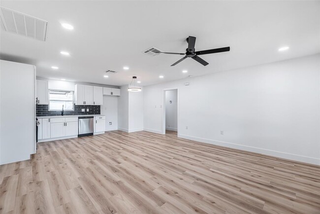 Building Photo - 8658 Sonneville Dr