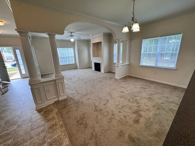 Building Photo - 3 Bed End Unit Town Home- AVAILABLE FOR FALL MOVE IN!